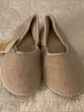 NWT Muk Luks Beige Quilted Slip-On Fleece Slippers